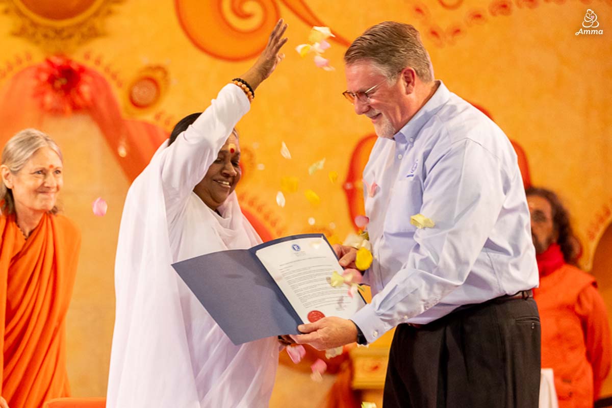 Amma Embraces Chicago, North America Tour 2024