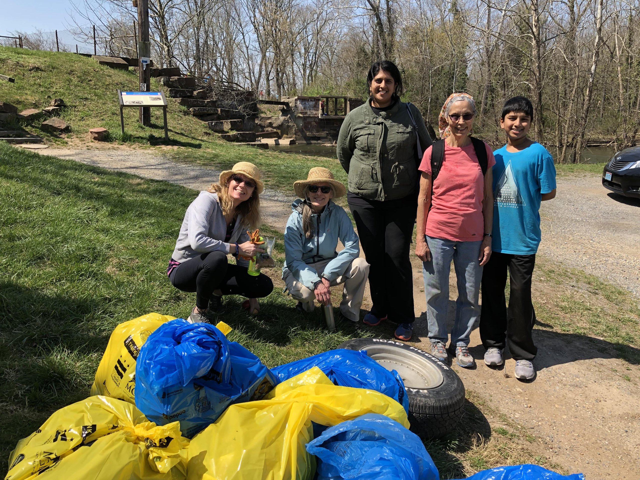 GreenFriends volunteers at an Earth Day canal cleanup