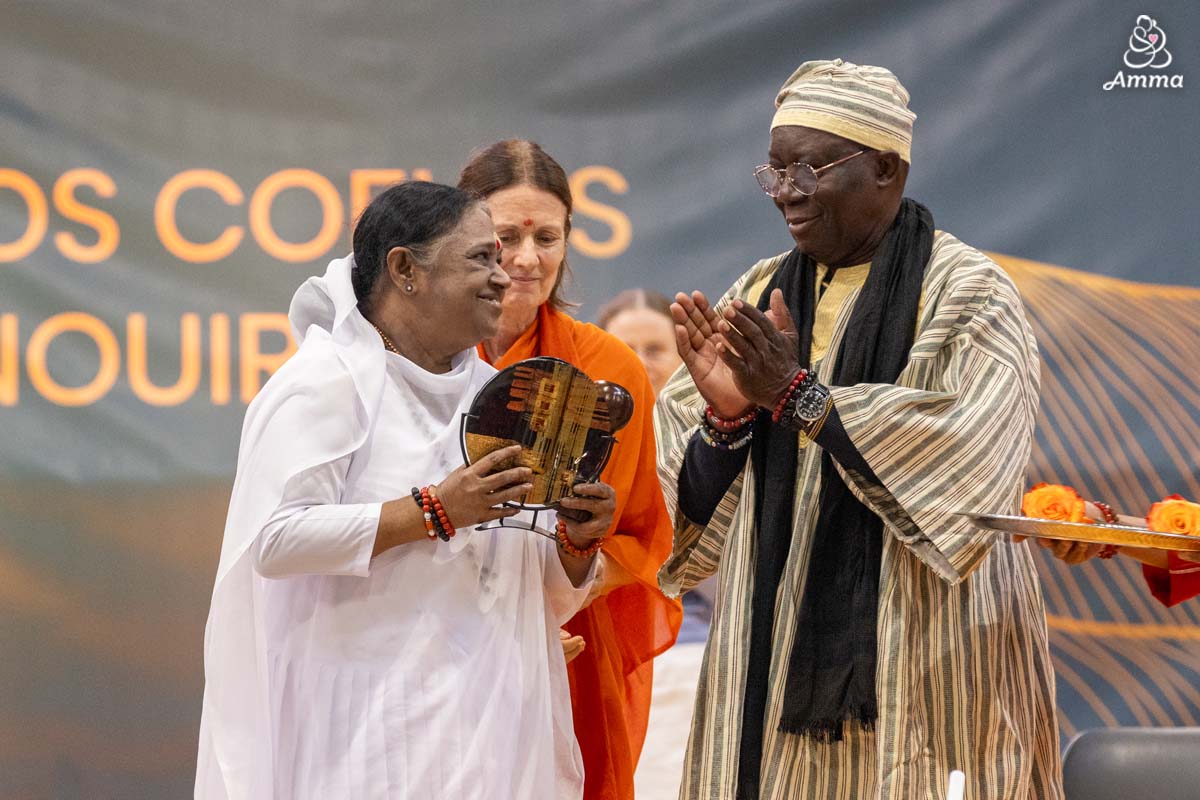 Amma accepts the Kékéli Peace Prize