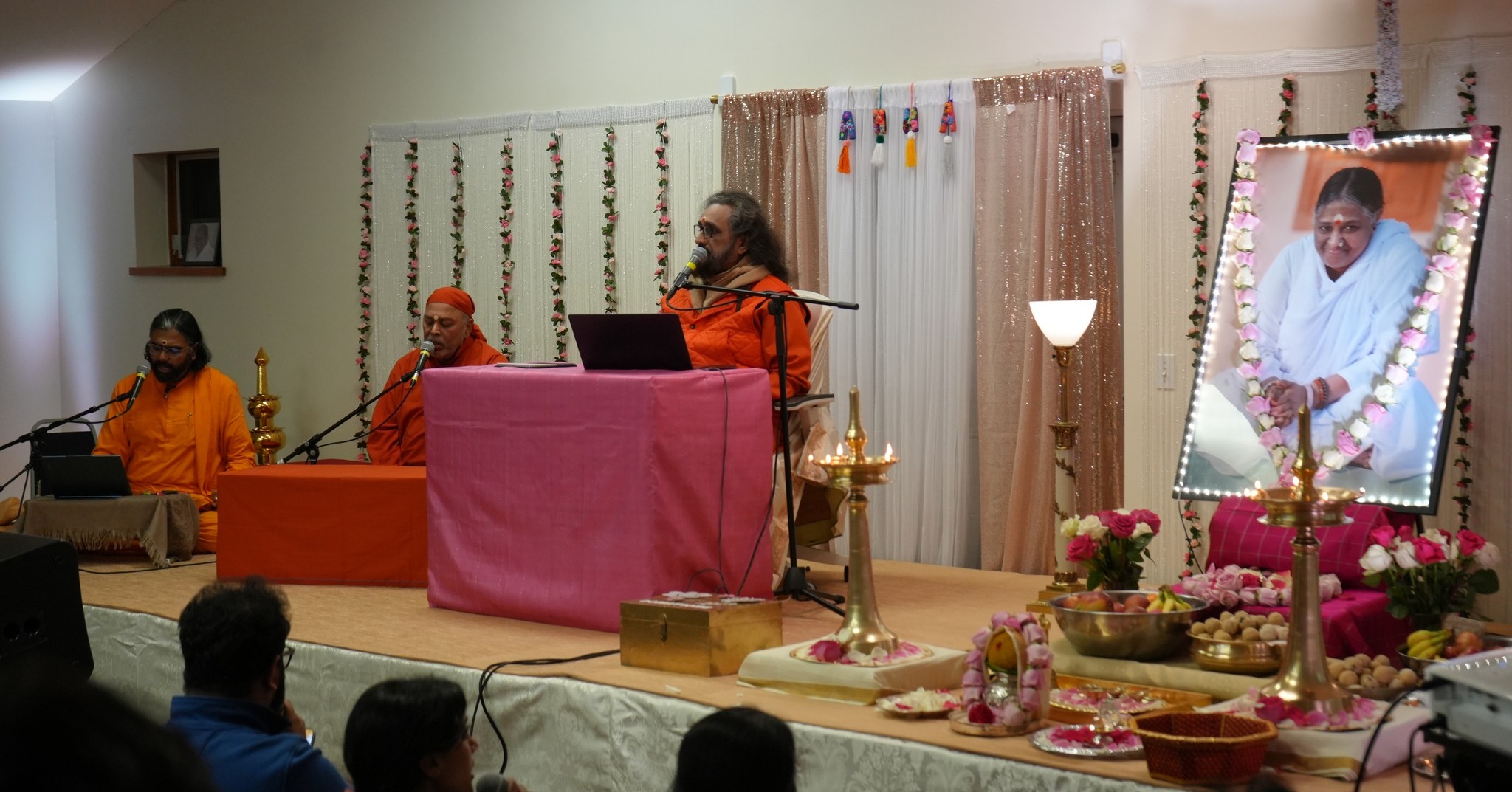An uplifting evening with Swami Amritaswarupananda