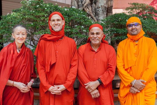 Amma initiates 260 monastics to serve the world!