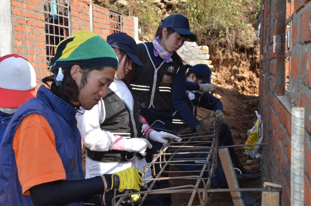Japanese Students Volunteer to Help Flood Relief Efforts in India