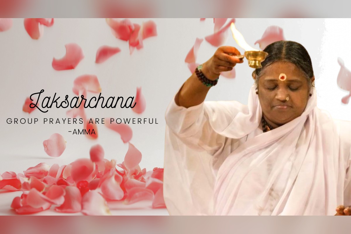 Laksarchana — group prayers are powerful. Amma offering arati
