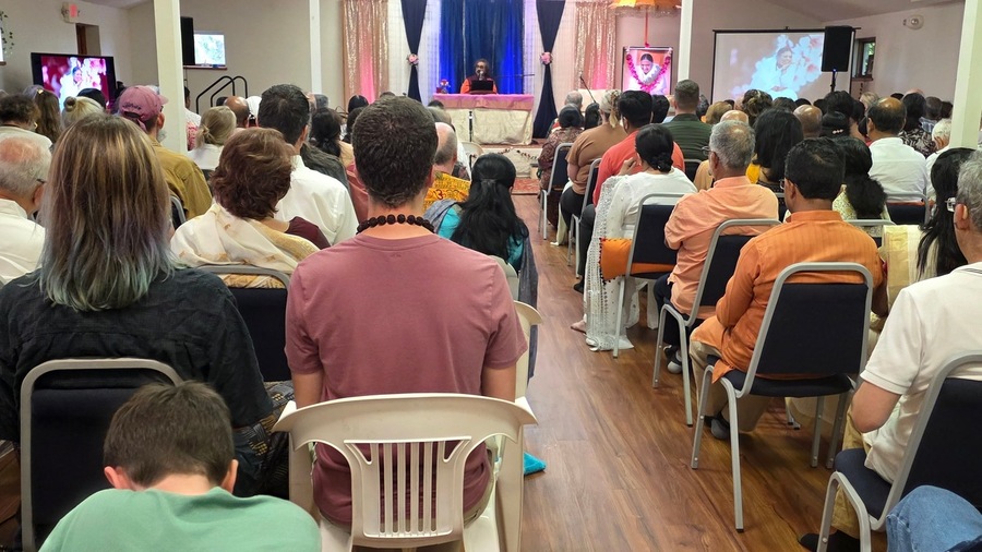 Swami Amritaswarupananda speaking at MA Center Michigan