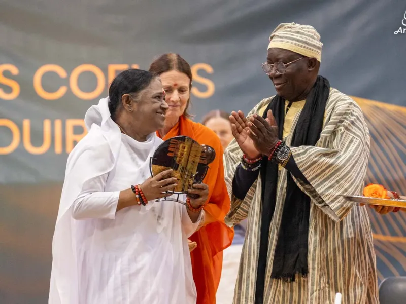 Amma accepts the Kékéli Peace Prize