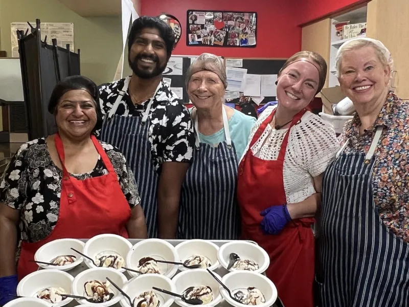 Mother's Kitchen volunteers with meals for the Downtown Women's Center