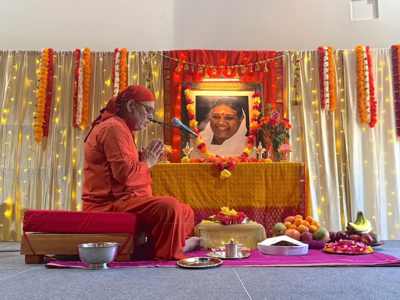Swamiji with satsang members on the 2025 PNW tour