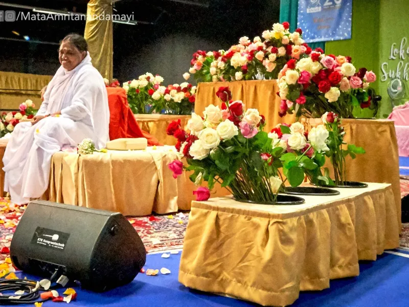 Amma honored with a sea of roses in Houten, Netherlands