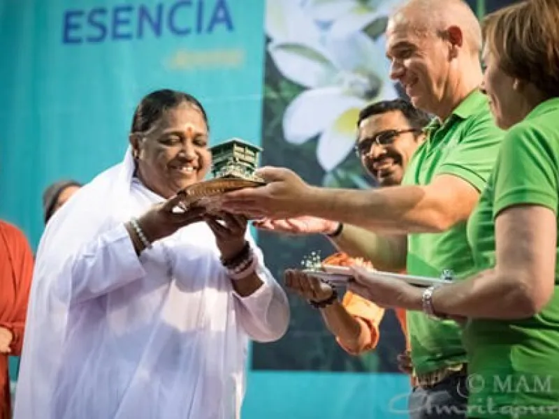 Corazón Solidario honors Amma