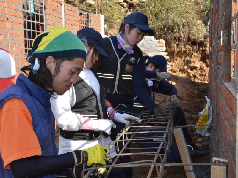 Japanese Students Volunteer to Help Flood Relief Efforts in India