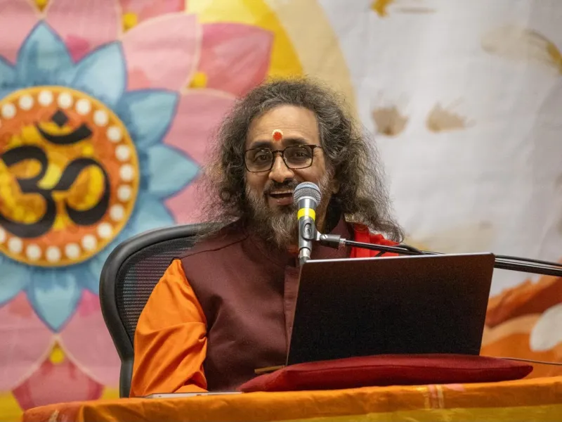 Swami Amritaswarupananda Puri greeting devotees on his North American tour