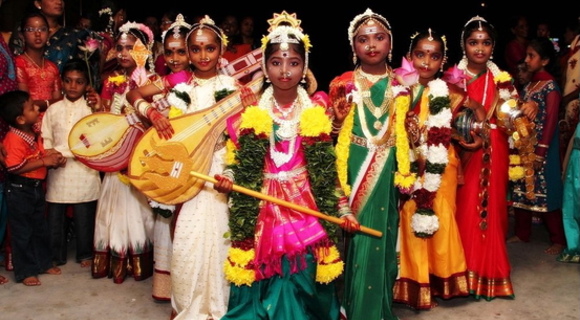 Little girls dressed as Divine Mother