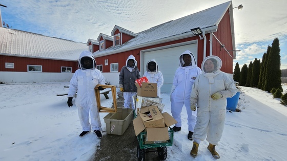 Beekeeping volunteers ready to winterize hives