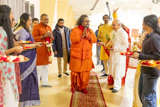 Swami Amritaswarupananda being welcomed to MA Center Chicago