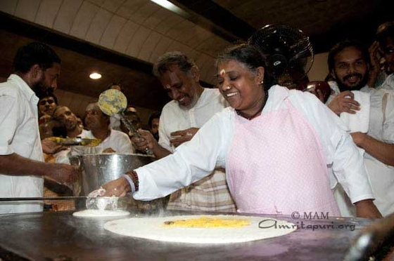 Amma making dosa in Amritapuri