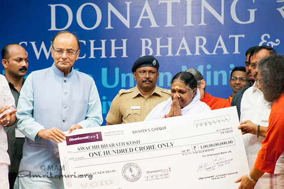 Amma presents her donation to India's Minister of Finance