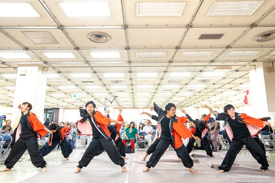 Tokyo students performing traditional Japanese dance!