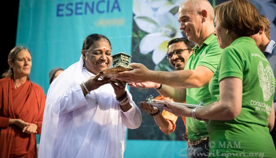 This year, Corazón Solidario honored Amma for her life of service! Corazón Solidario honored Amma