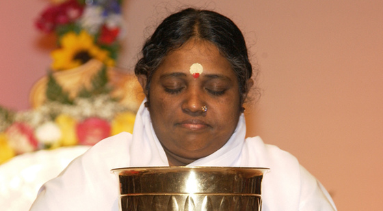 Amma performs an Atma Puja Amma.org: San Ramon Devi Bhava programs