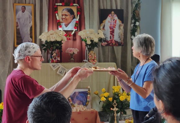 Asheville Satsang altar, Arati by satsang members