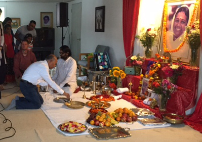 Devotees lined up to do Gur Paduka Puja