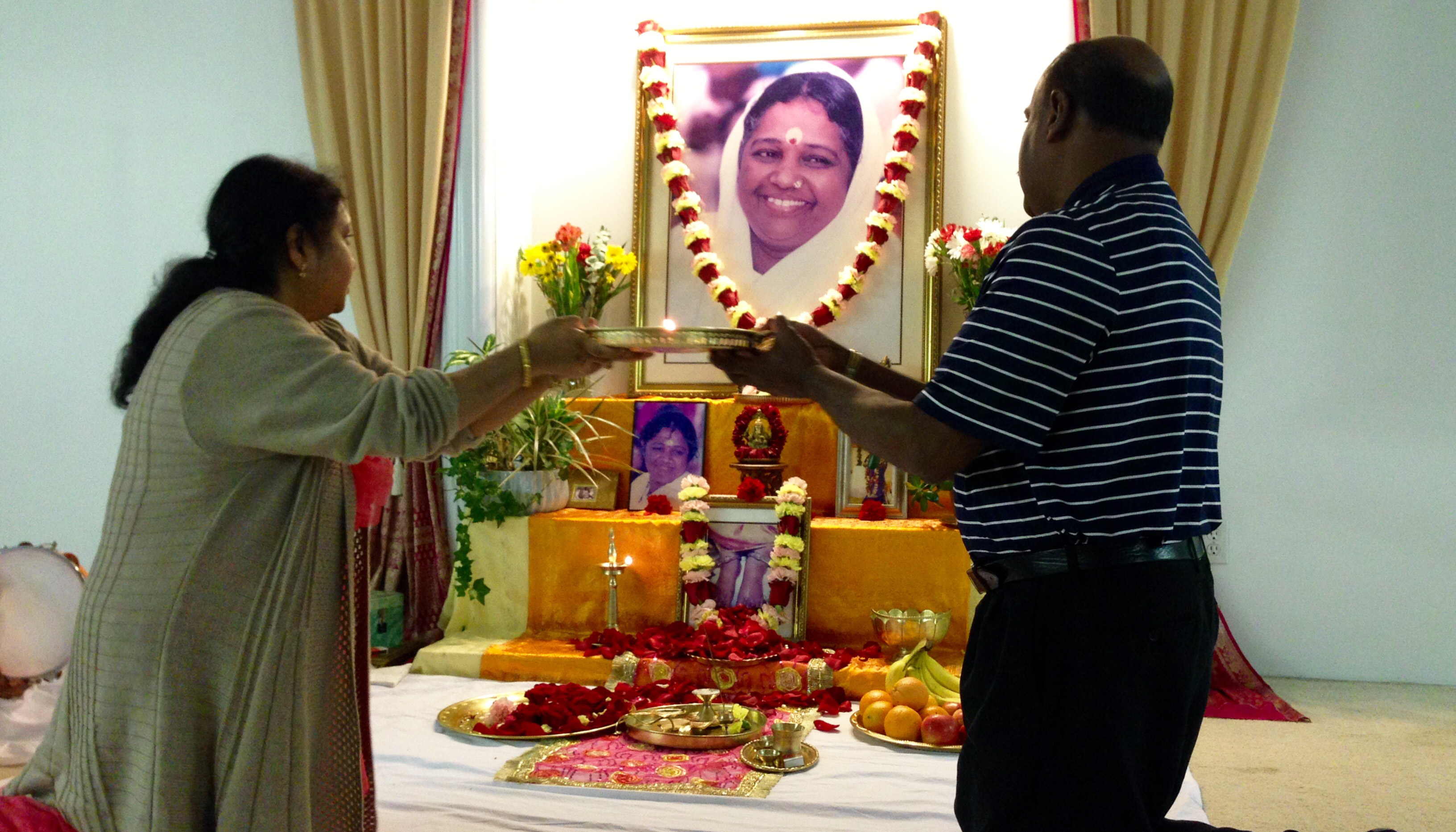 Devotees perfoming Arati to Amma